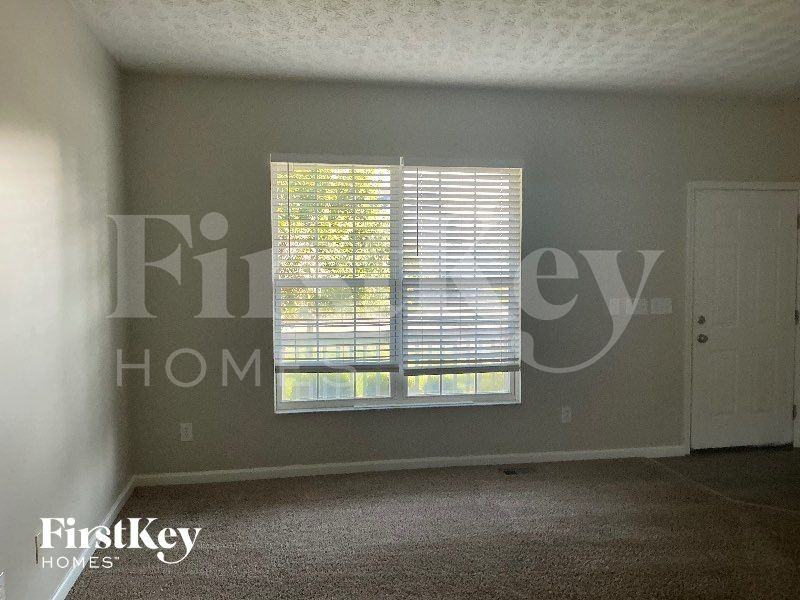1016 Taylor Glen Blvd E - Photo 2 of 11