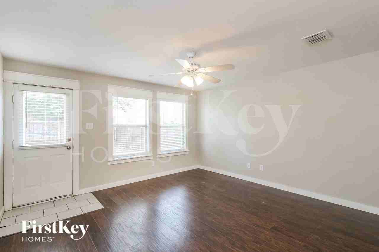 1105 Eagle Claw Dr - Photo 3 of 17