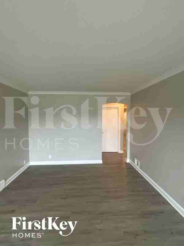 8912 S Sacramento Ave - Photo 2 of 10