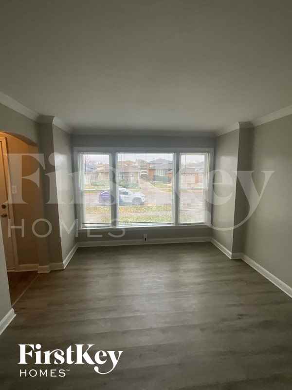 8912 S Sacramento Ave - Photo 3 of 10