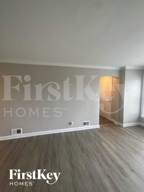 8912 S Sacramento Ave - Photo 4 of 10