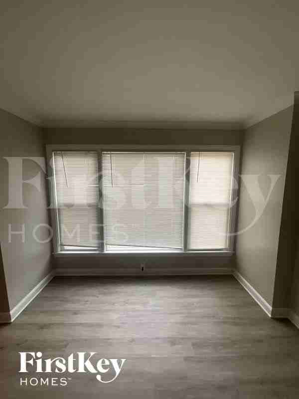 8912 S Sacramento Ave - Photo 5 of 10