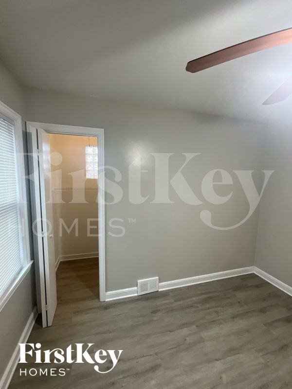 8912 S Sacramento Ave - Photo 7 of 10