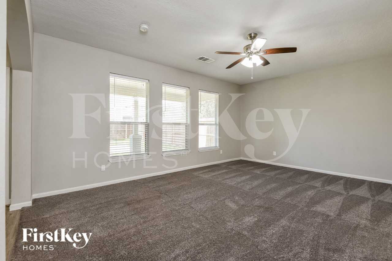 8207 Sugar Cane Dr - Photo 3 of 15