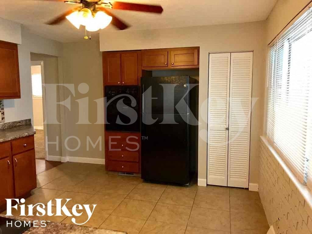 746 Peal Dr - Photo 3 of 27