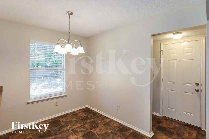 624 S Waxahachie St - Photo 4 of 16