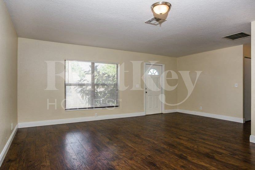5927 Ithaca Cir W - Photo 3 of 15