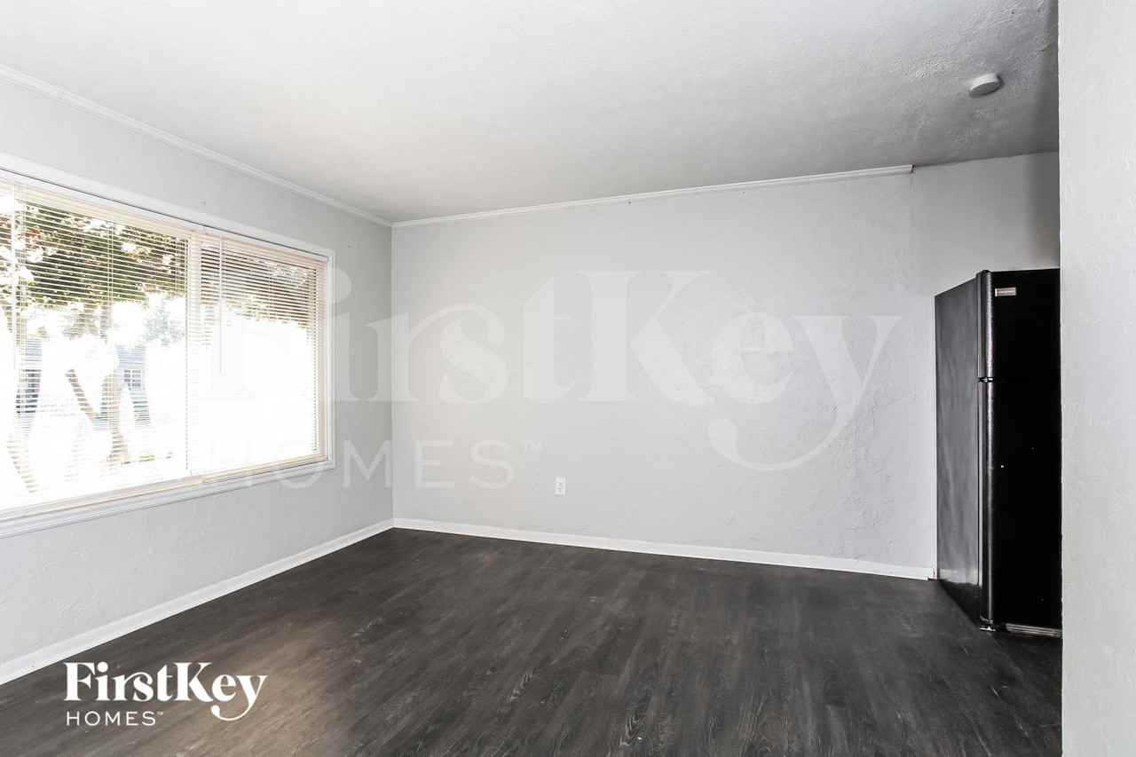 4880 Hardell Dr - Photo 7 of 16