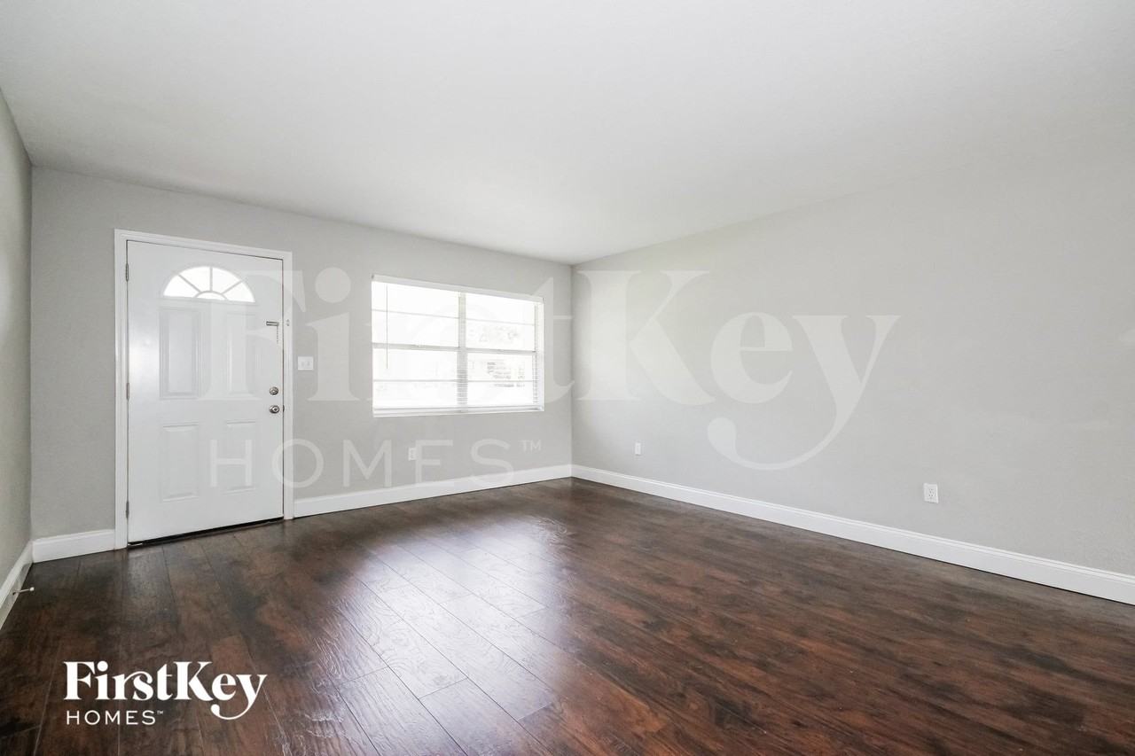 423 Martha St - Photo 2 of 16
