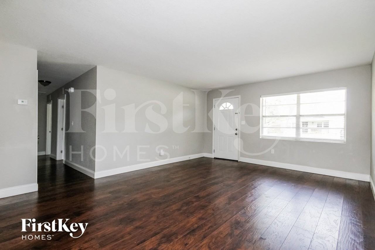 423 Martha St - Photo 3 of 16