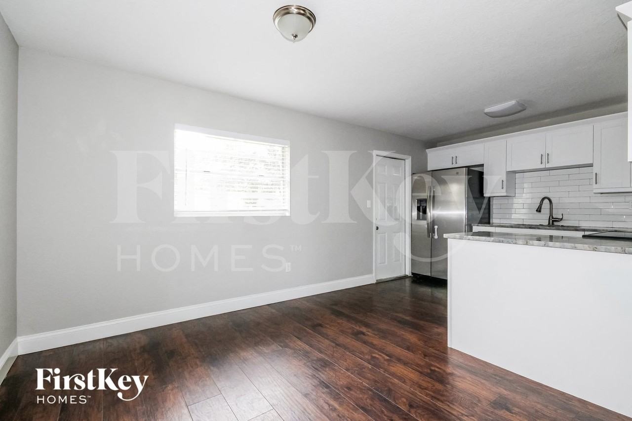 423 Martha St - Photo 4 of 16