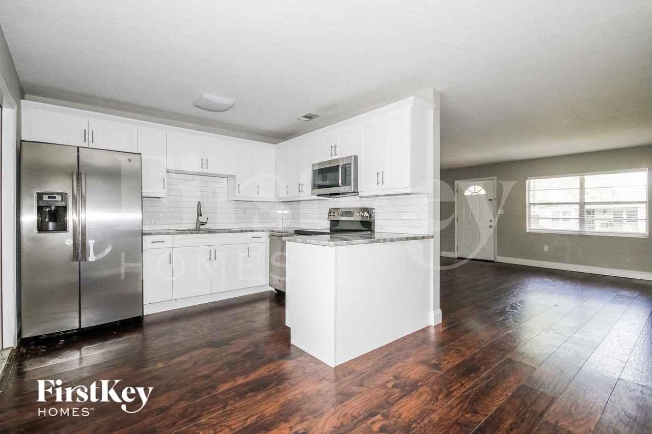 423 Martha St - Photo 5 of 16