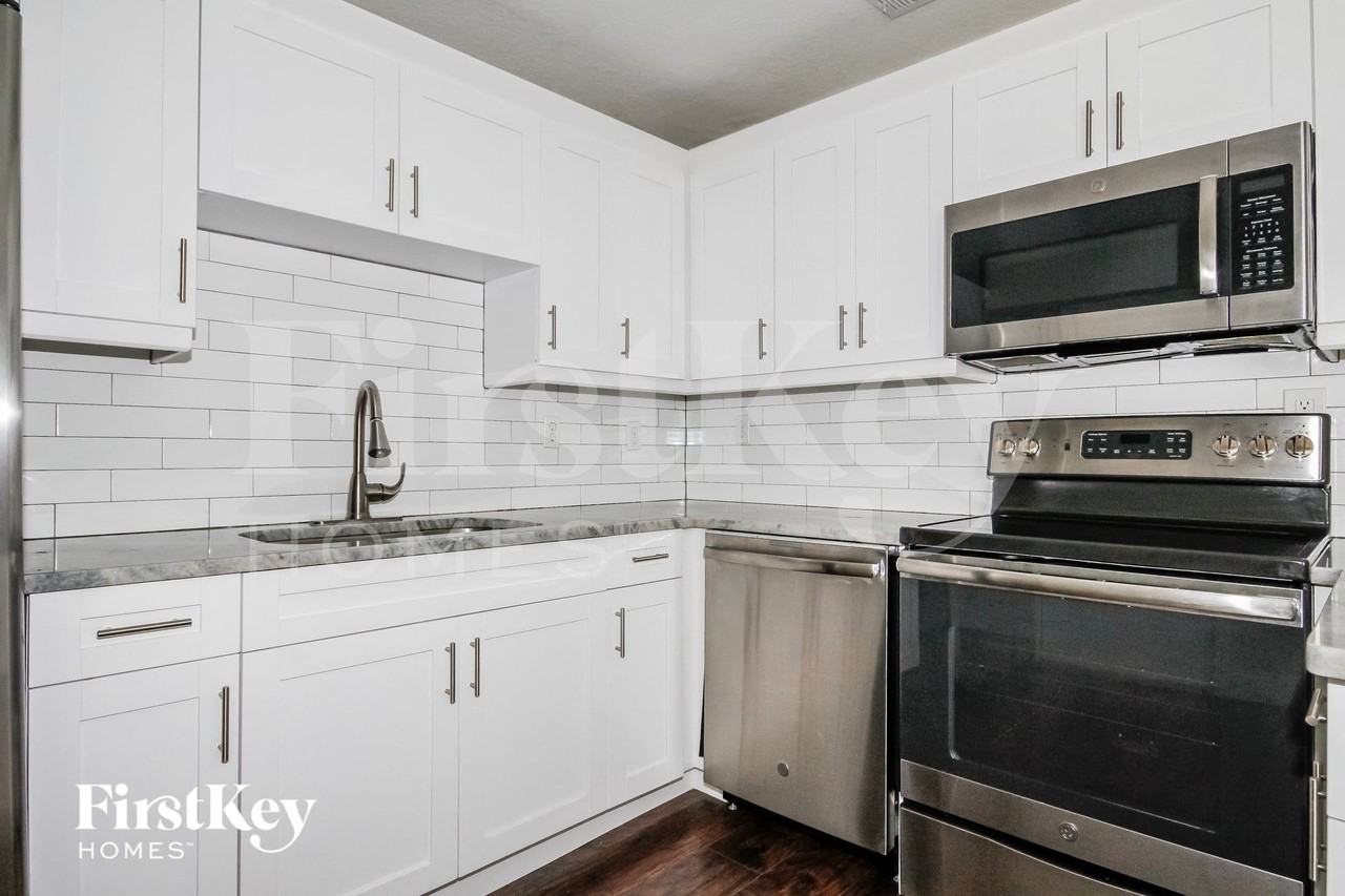 423 Martha St - Photo 6 of 16