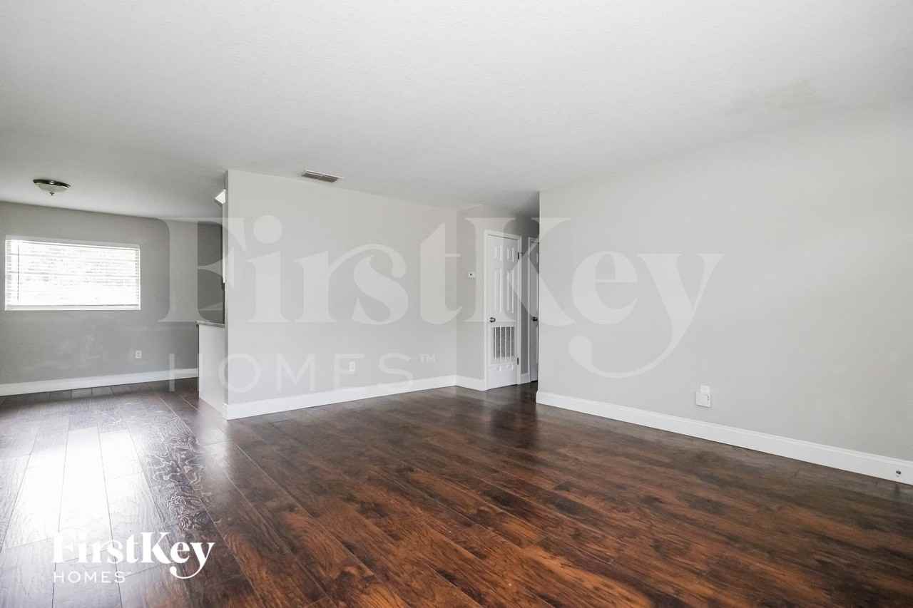 423 Martha St - Photo 7 of 16