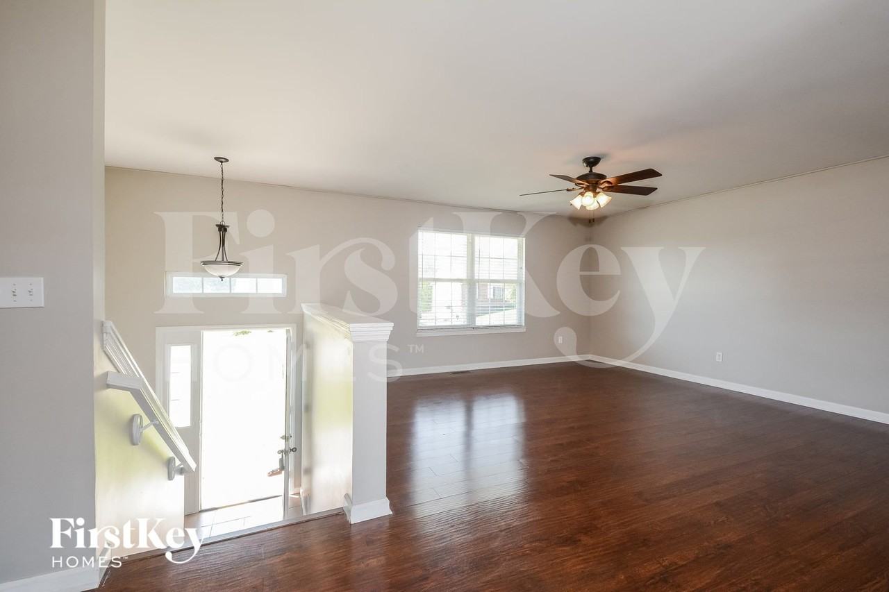 400 Rhonda Dr - Photo 3 of 15