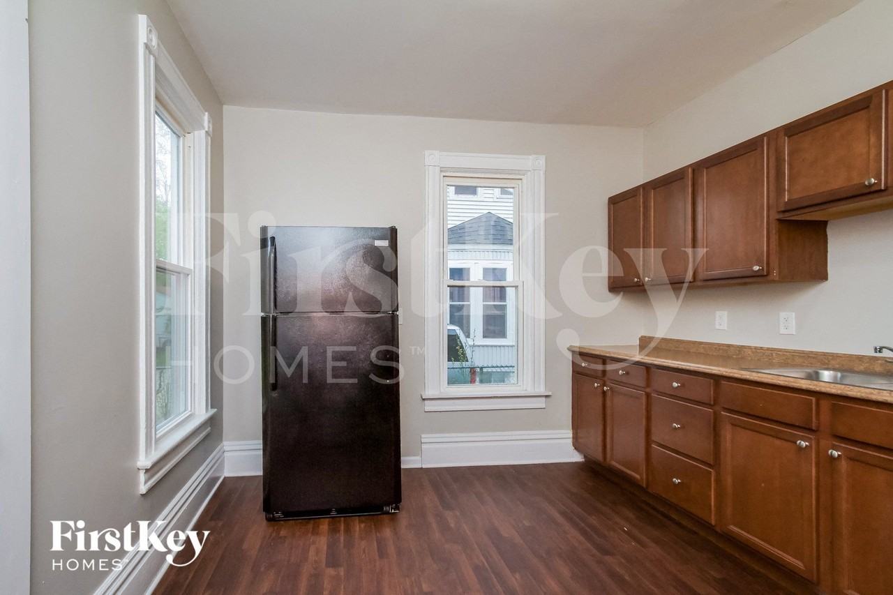 374 Jay St - Photo 4 of 15