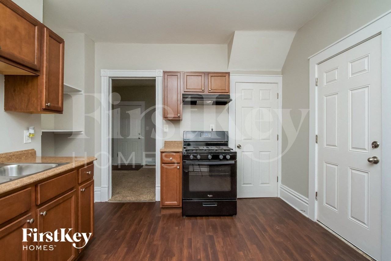 374 Jay St - Photo 5 of 15