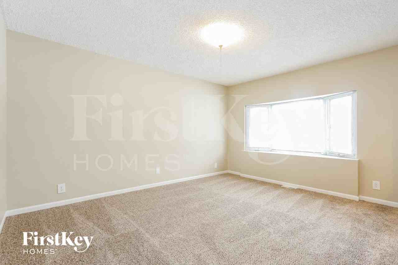 341 Hanover Dr - Photo 3 of 15