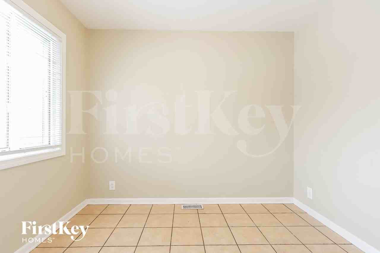 341 Hanover Dr - Photo 4 of 15