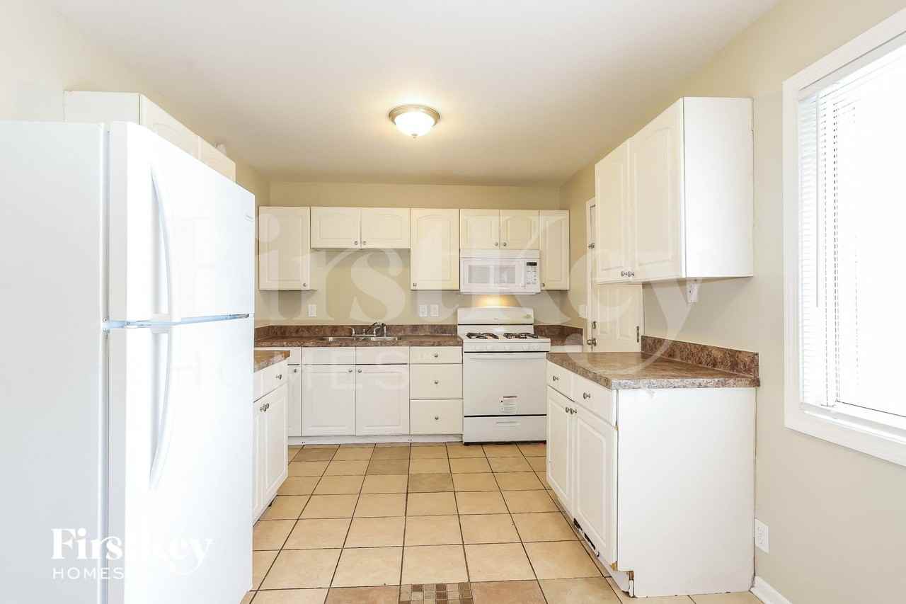 341 Hanover Dr - Photo 5 of 15