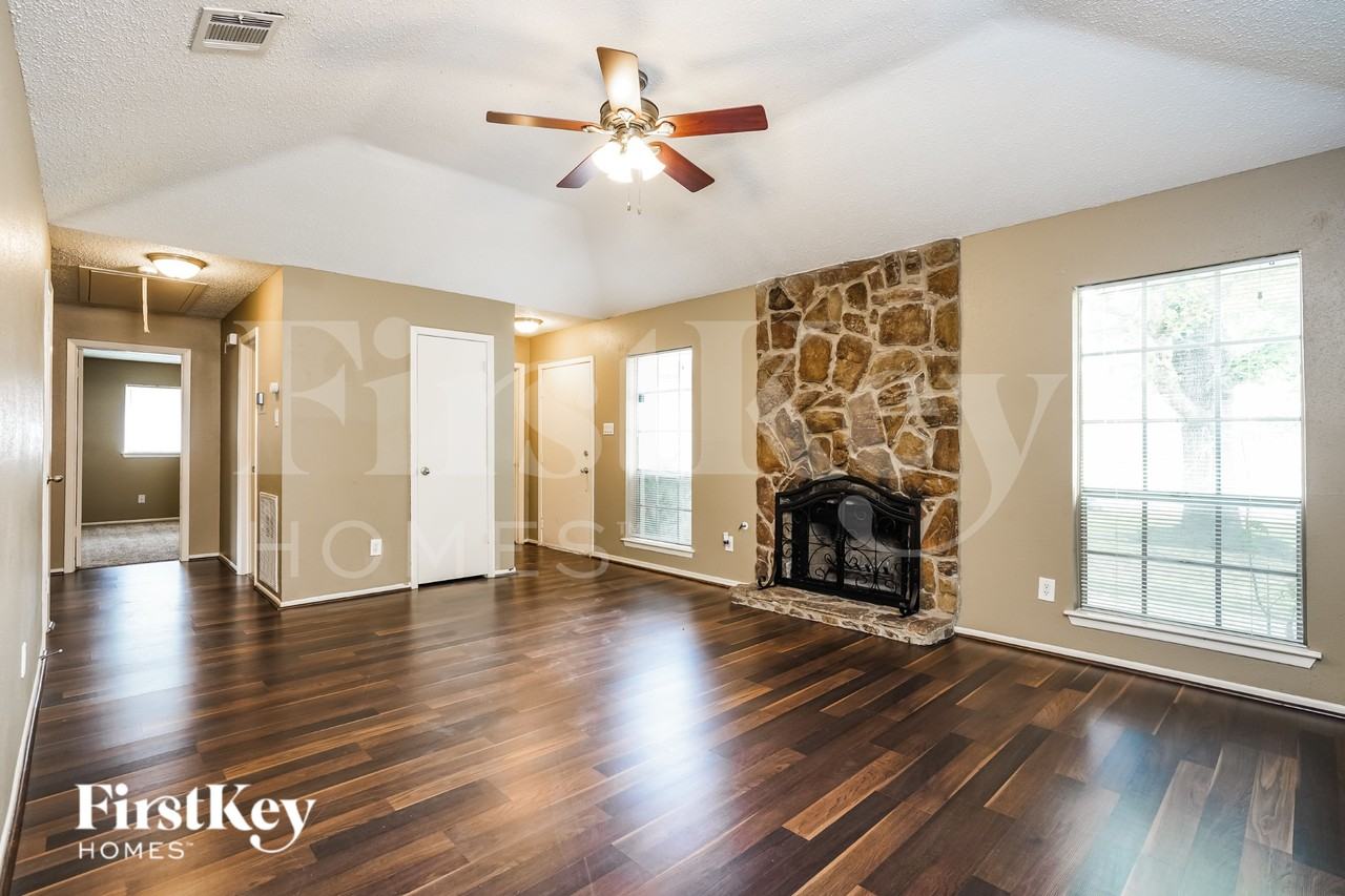 18607 Andalusian Dr - Photo 3 of 15
