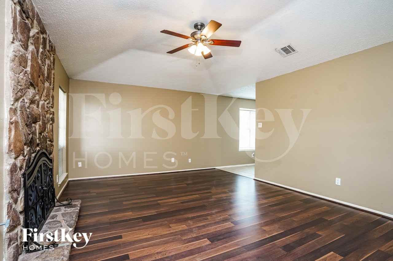 18607 Andalusian Dr - Photo 4 of 15