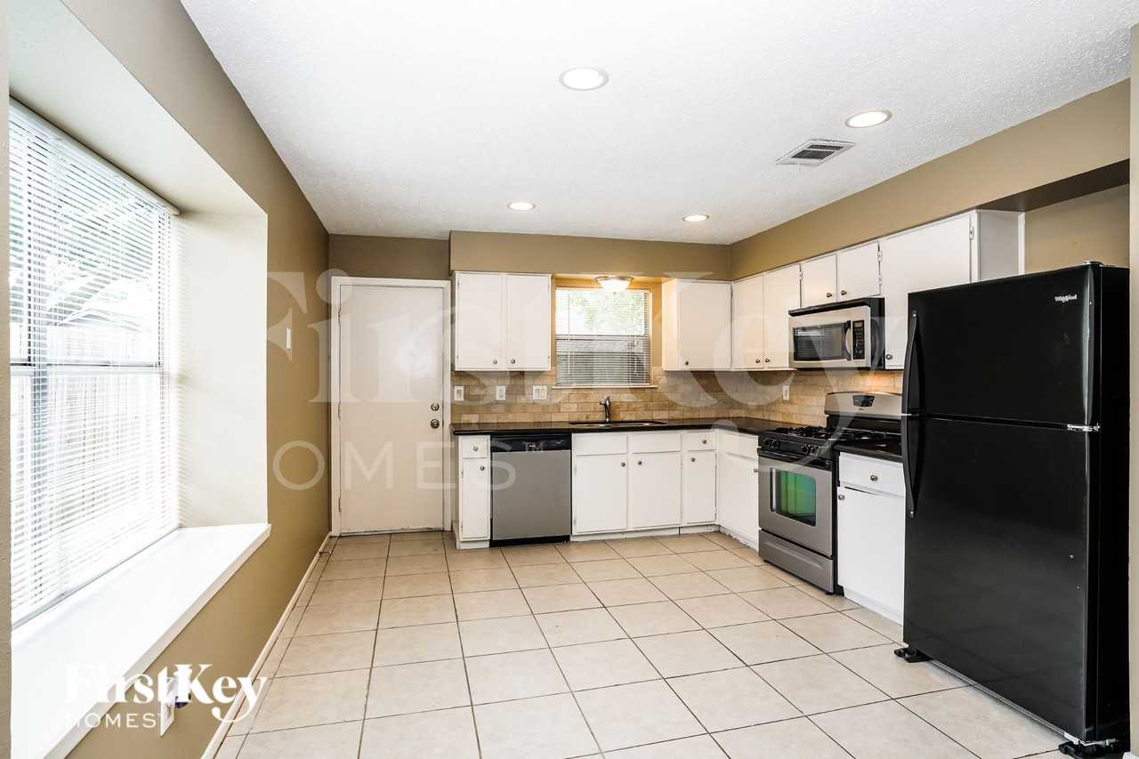 18607 Andalusian Dr - Photo 7 of 15