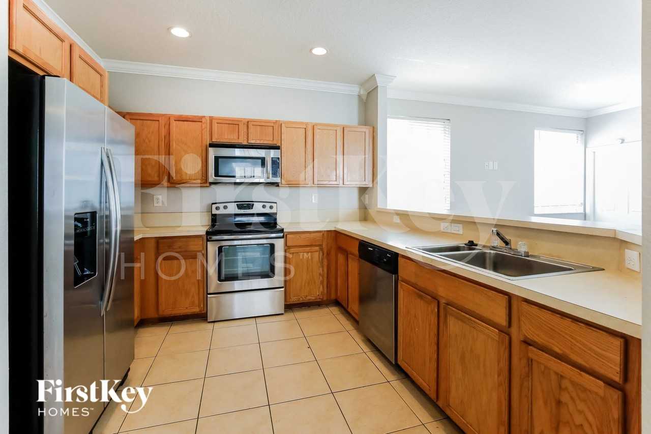 13970 Swstreet - Photo 6 of 16