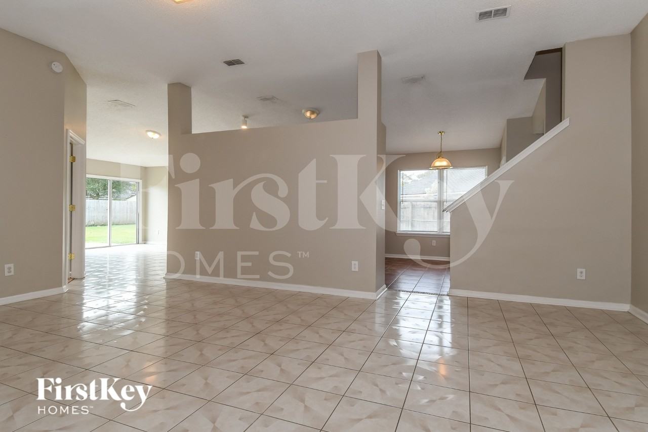 12658 Holly Springs Ct - Photo 4 of 19