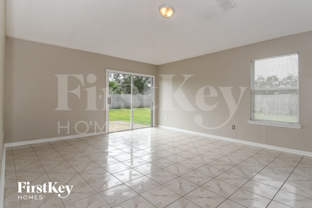 12658 Holly Springs Ct - Photo 5 of 19
