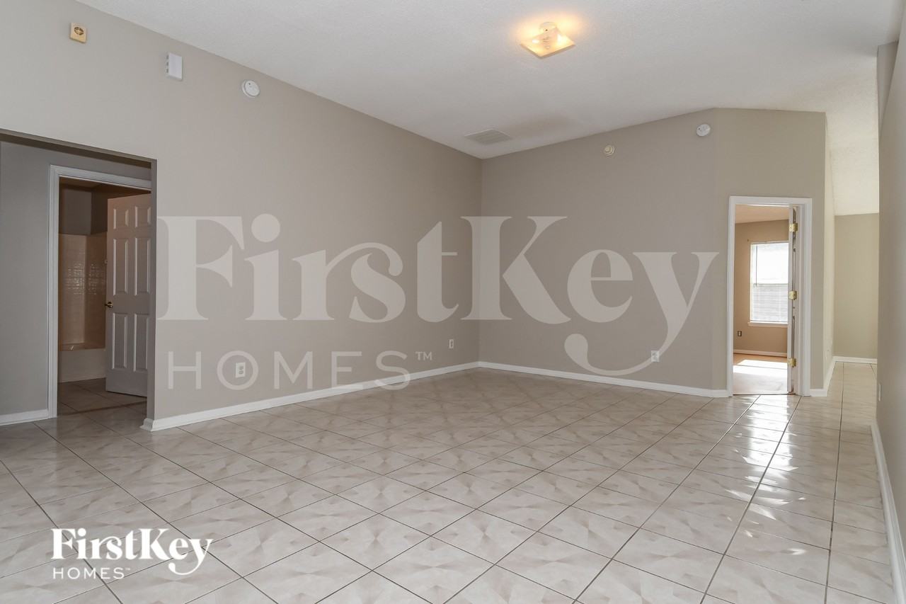 12658 Holly Springs Ct - Photo 6 of 19