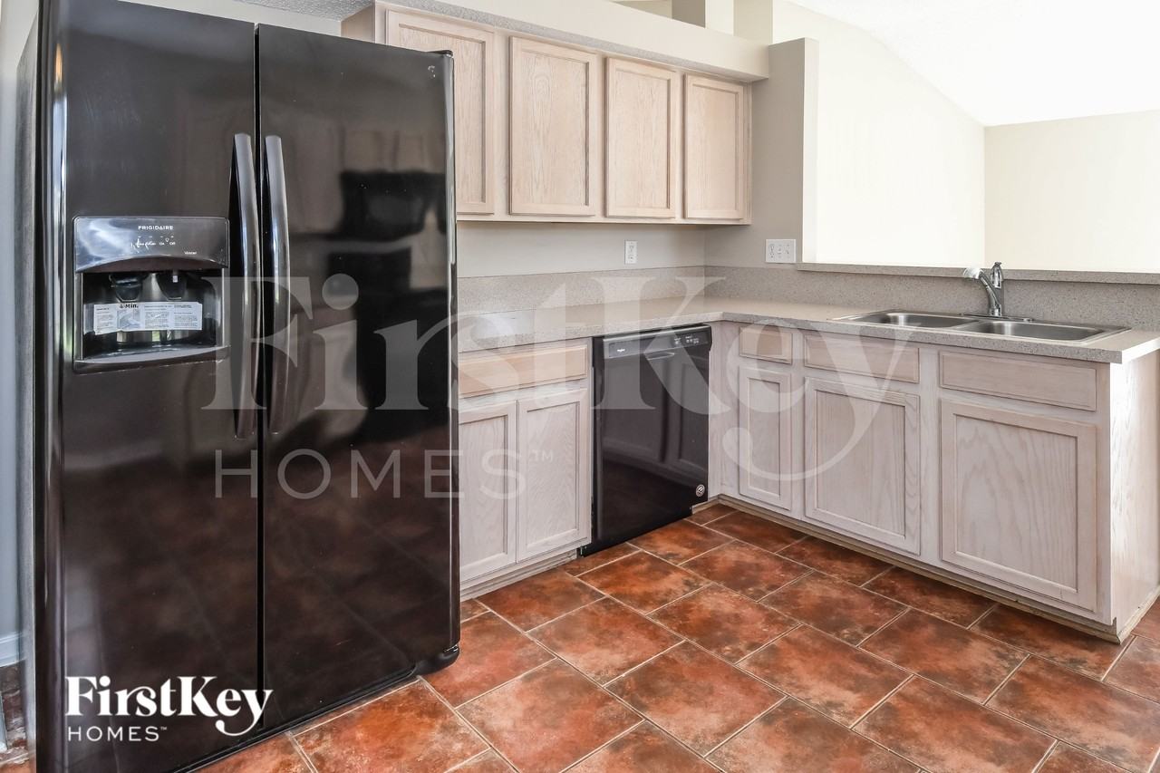 12658 Holly Springs Ct - Photo 7 of 19
