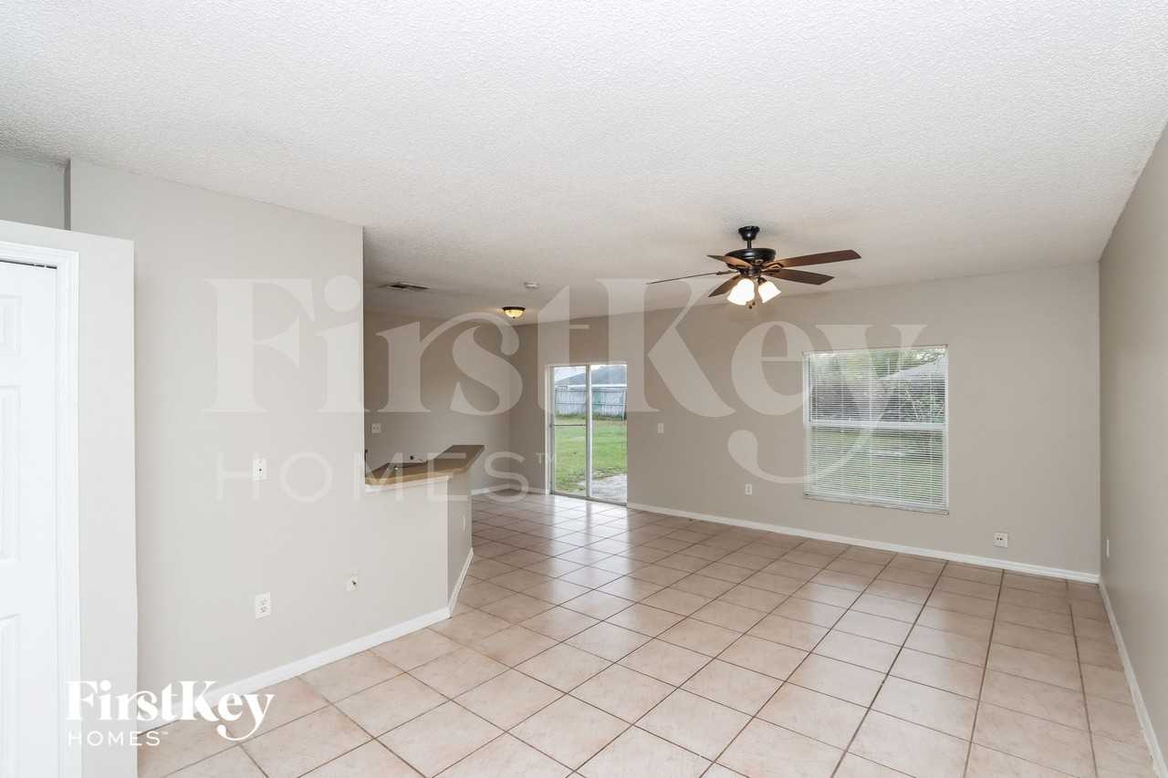 1160 Schumann Dr - Photo 3 of 16