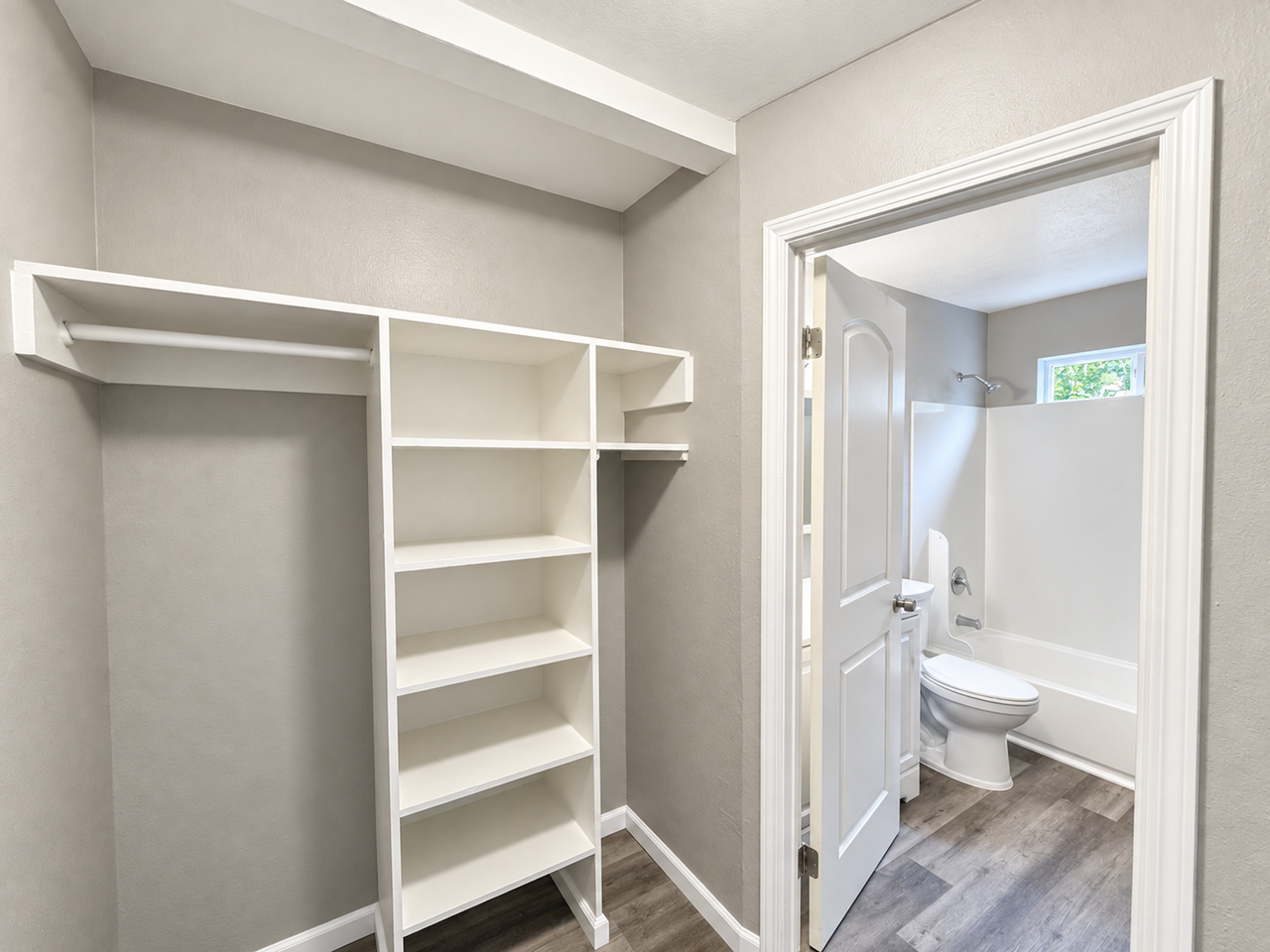 Oak Plaza Apartments - Photo 2 of 14
