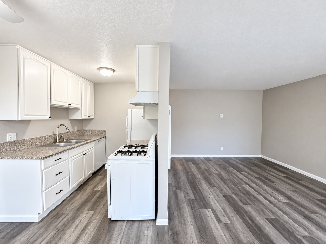 Oak Plaza Apartments - Photo 6 of 14