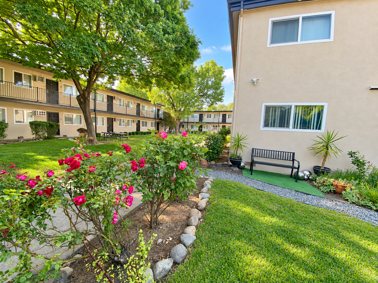 Oak Plaza Apartments - Photo 7 of 14