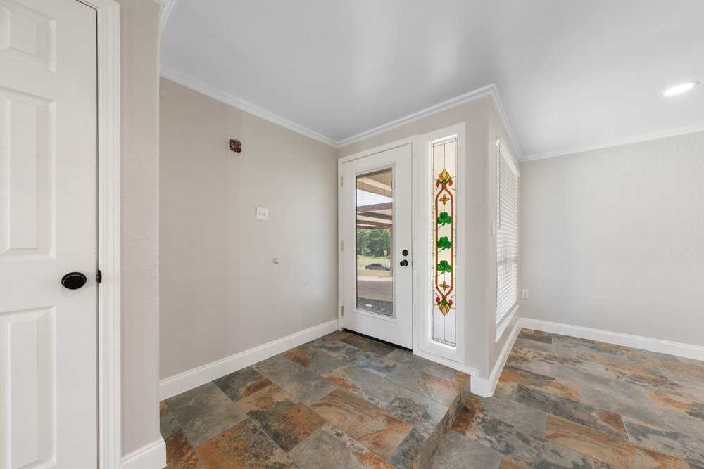 640 Crest Ln - Photo 4 of 43