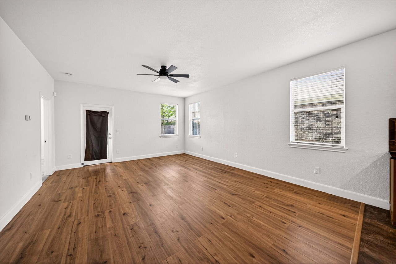7915 Cenote Dr - Photo 4 of 37