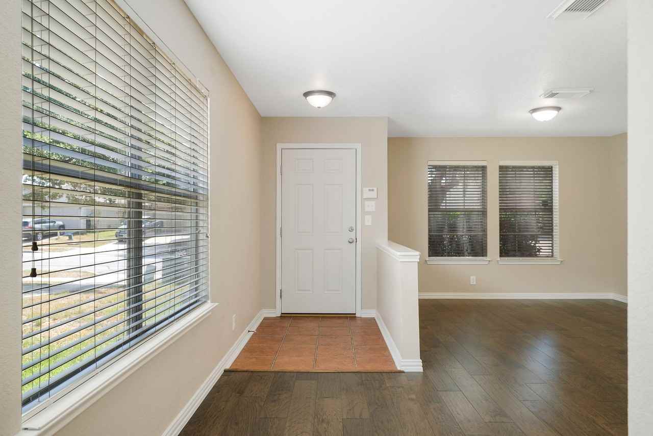 136 Longhorn Way - Photo 3 of 32