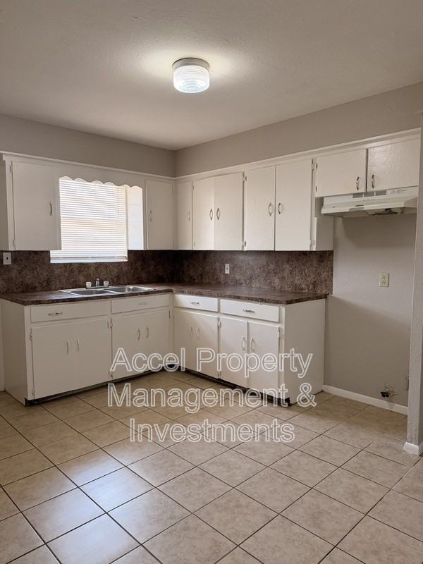 2401 Gumwood Ave #7 - Photo 4 of 14