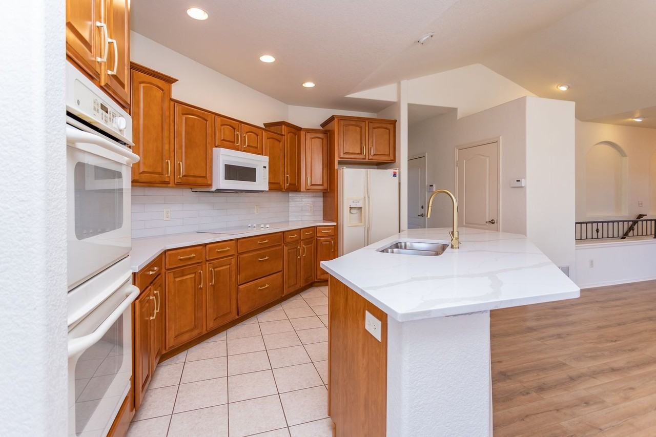 8270 Regiment Ct - Photo 7 of 50