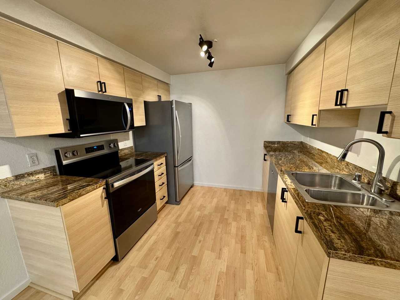 210 9th St #E103 - Photo 2 of 23