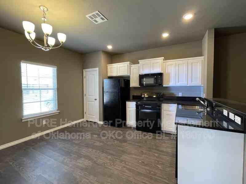 926 Sw 91st St - Photo 2 of 13