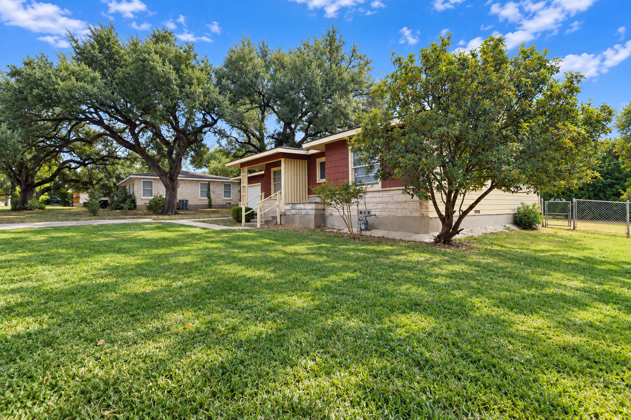 1417 Live Oak Dr - Photo 3 of 14