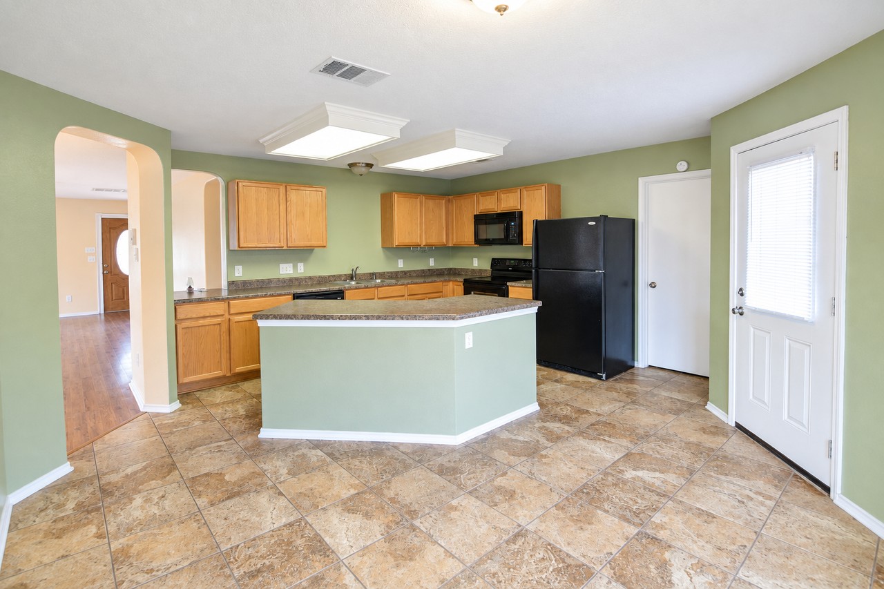 411 Sunrise Blf - Photo 4 of 15