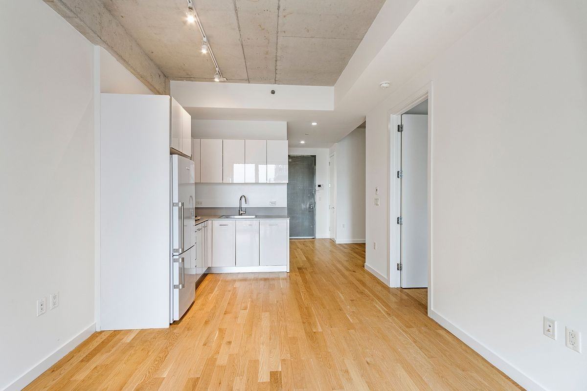 520 W 43rd St - Photo 3 of 7