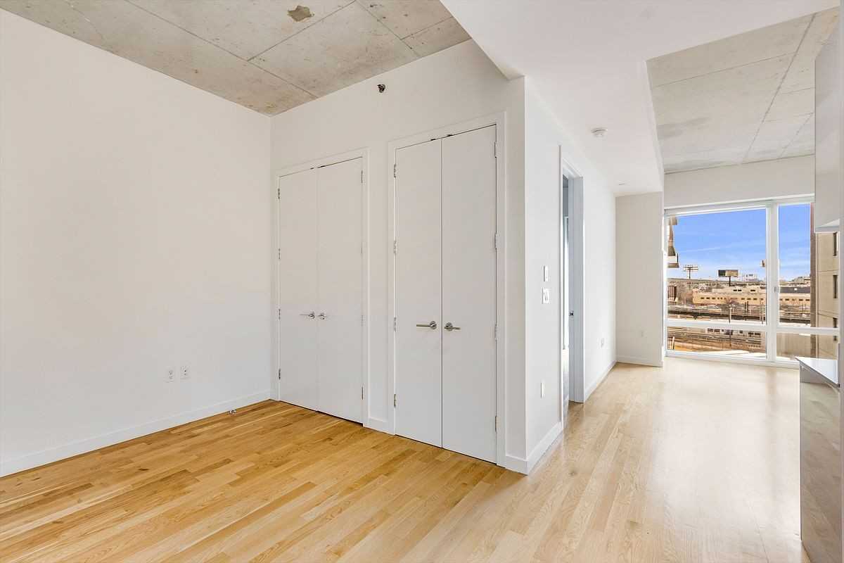 520 W 43rd St - Photo 5 of 7