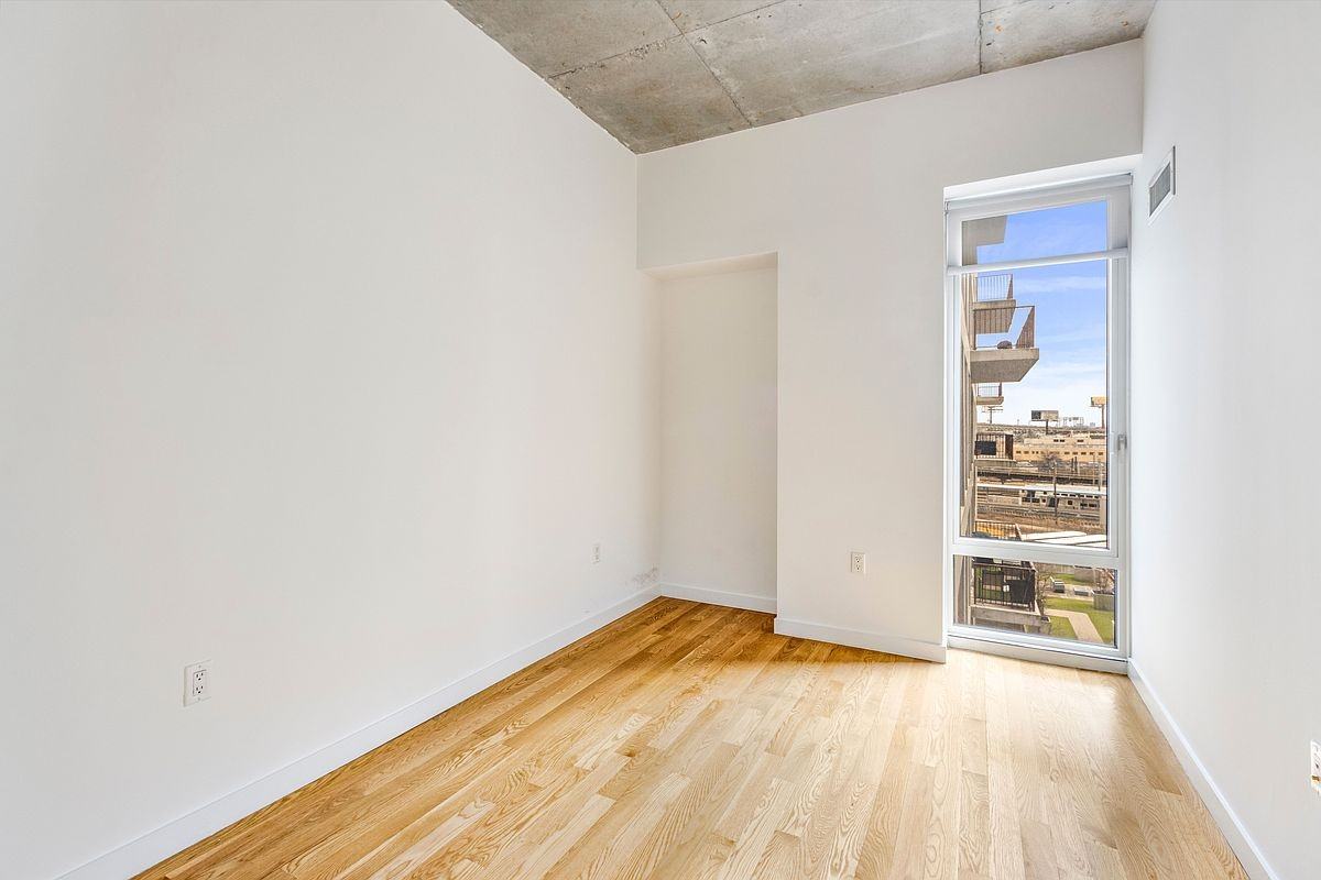 520 W 43rd St - Photo 6 of 7