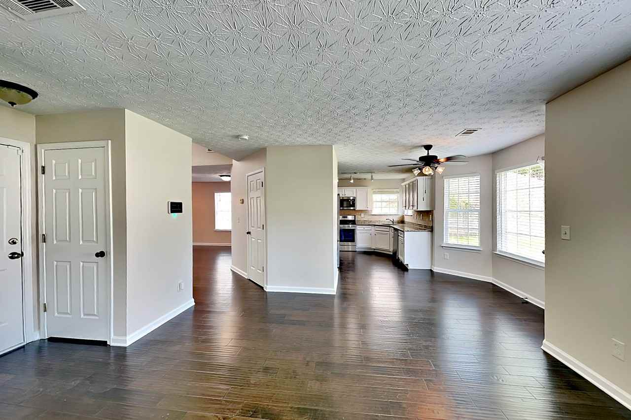 34 Belmont Park Dr - Photo 3 of 19