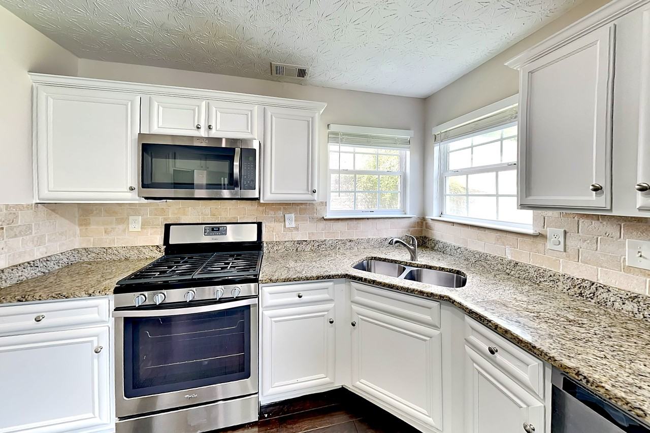34 Belmont Park Dr - Photo 4 of 19